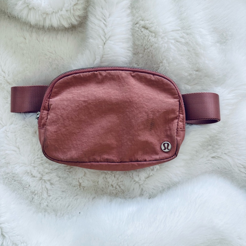 lululemon athletica Rose Dust Waist Bag